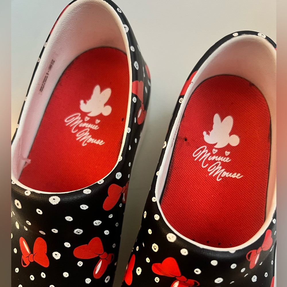 Crocs “Minnie Mouse” clog shoes - Picture 2 of 7